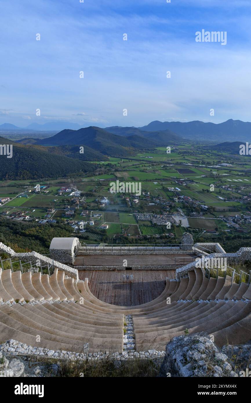 Un anfiteatro romano alto su un monte a Pietravairano, un paese in provincia di Caserta. Foto Stock