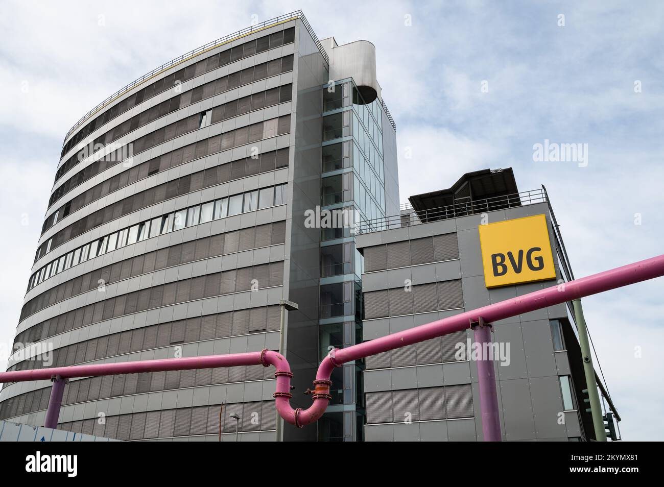 30.04.2022, Berlino, Germania, Europa - edificio con sede centrale del centro clienti BVG a Holzmarktstrasse nel quartiere Mitte. Foto Stock