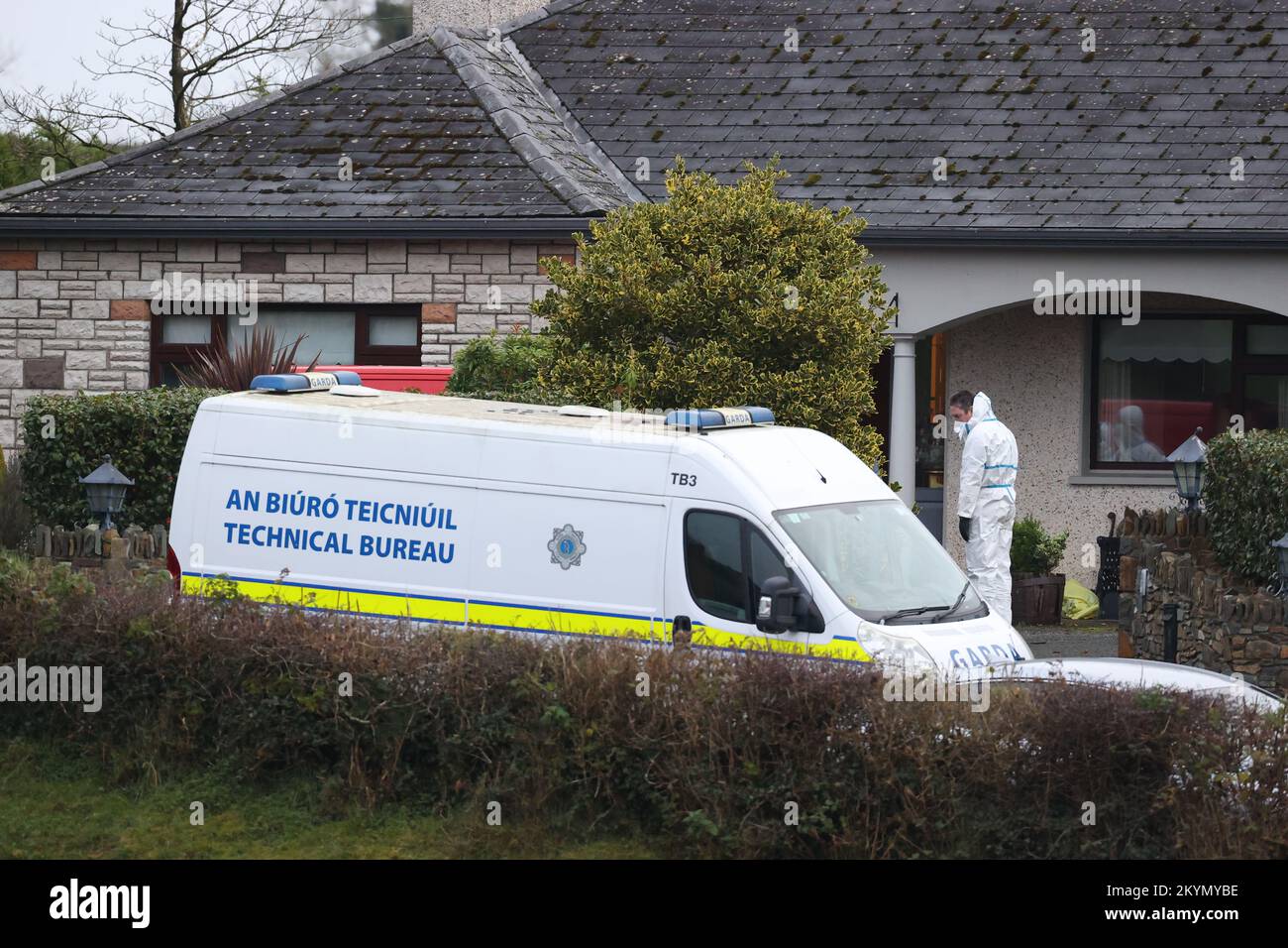 Ufficiali forensi in una casa a Castleblayney Co Monaghan, dove è stato scoperto il corpo di un uomo. Data immagine: Giovedì 1 dicembre 2022. Foto Stock