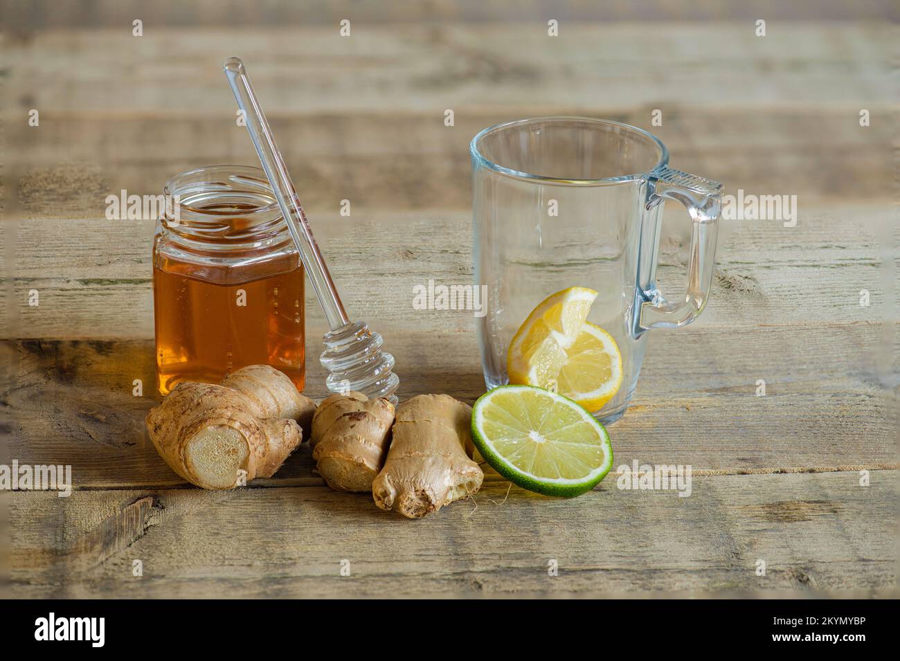 Bevanda rilassante con miele, limone, lime e zenzero. Foto Stock