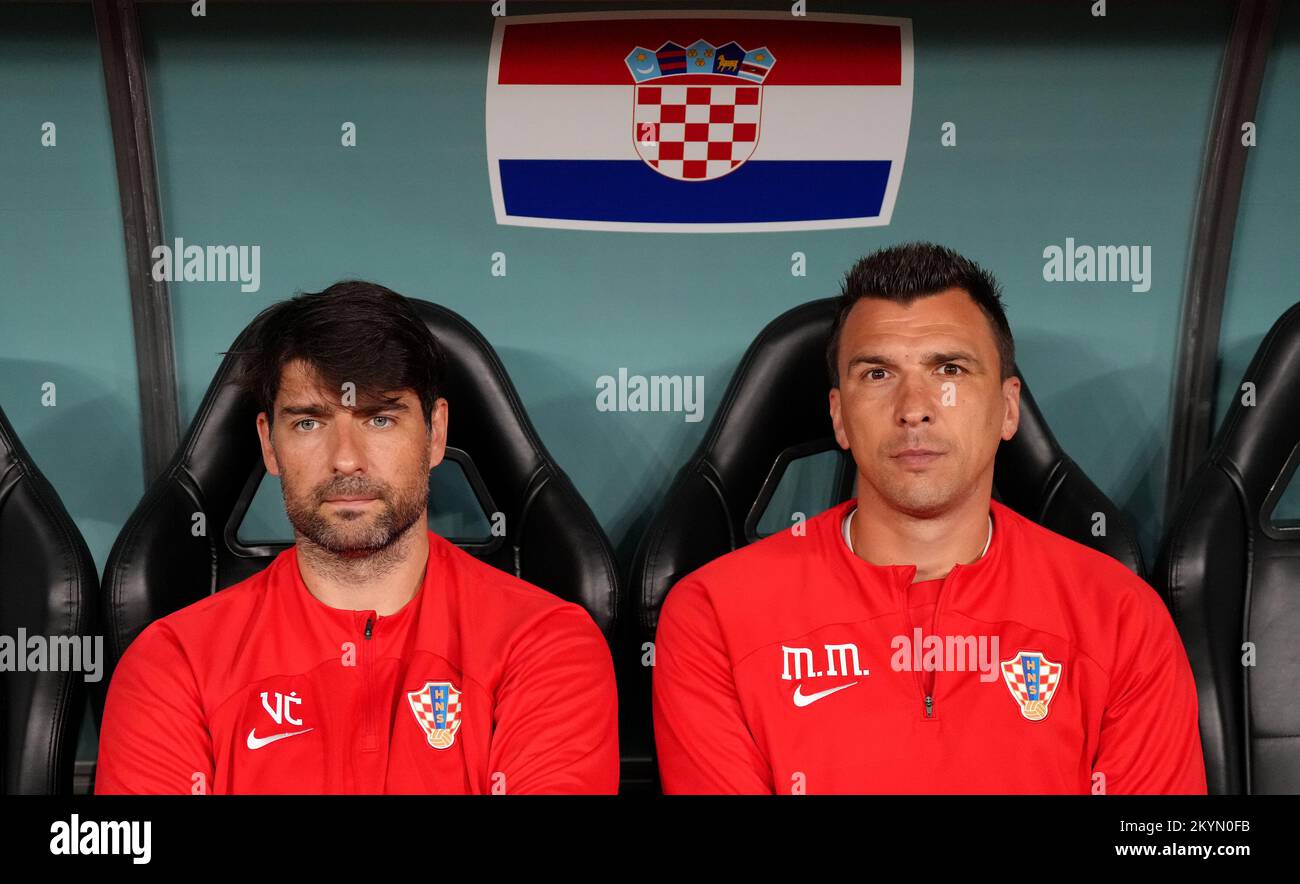 Croazia allenatore Vedran Corluka (a sinistra) e Mario Mandzukic durante la partita di Coppa del mondo FIFA Gruppo F allo stadio Ahmad Bin Ali, al Rayyan, Qatar. Data immagine: Giovedì 1 dicembre 2022. Foto Stock