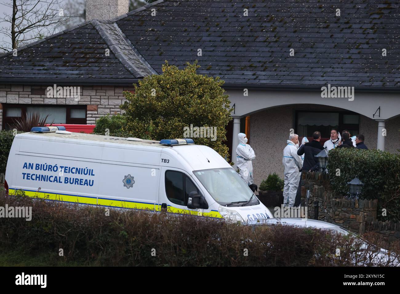 Ufficiali forensi e Gardai in una casa a Castleblayney Co Monaghan, dove è stato scoperto il corpo di un uomo. Data immagine: Giovedì 1 dicembre 2022. Foto Stock