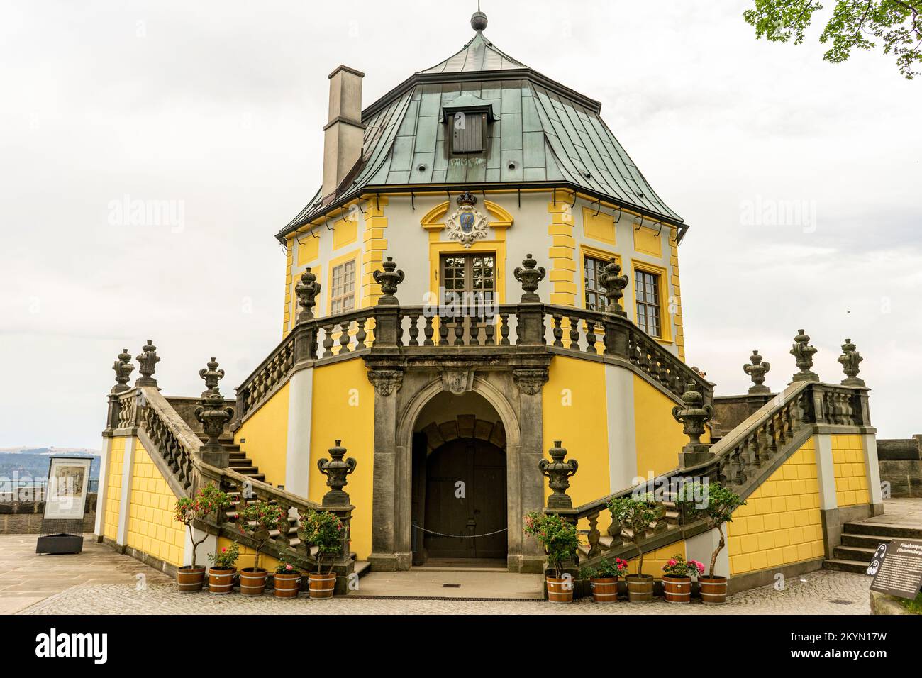 Konigstein è un'enorme fortezza nel sud-est della Germania. Foto Stock
