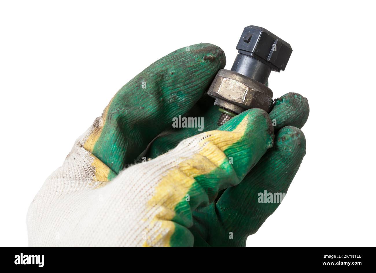 Sensore di pressione dell'olio dell'automobile isolato su fondo bianco nel braccio nel guanto del meccanico. catalogo ricambi. Foto Stock