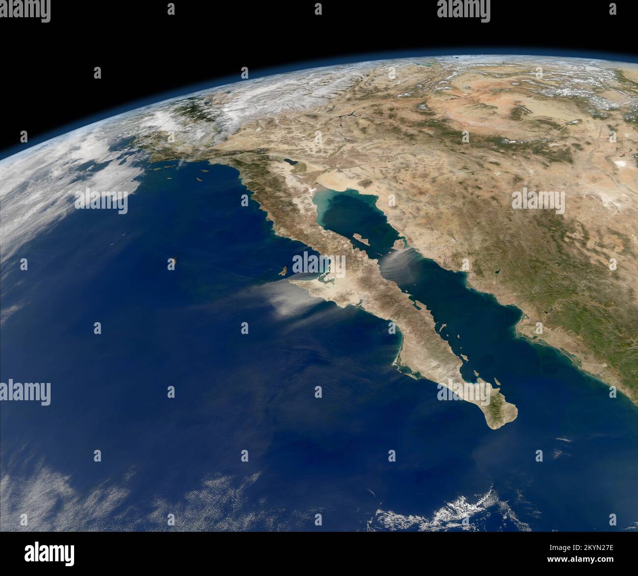 Satellite: Aqua Sensor: MODIS Data: 27 Novembre 2011 ora: 20:50 UTC Descrizione: Nubi di polvere che soffiano fuori dal Messico attraverso una vista altrimenti libera da nuvole della Baja California canale rosso: Banda 1 (620-670 nm) canale verde: Banda 4 (545-565 nm) canale blu: Banda 3 (459-479 nm) proiezione: Prospettiva near-sided da 2124 chilometri sopra 6 nord da 110 ovest immagine creata da: Norman Kuring Foto Stock