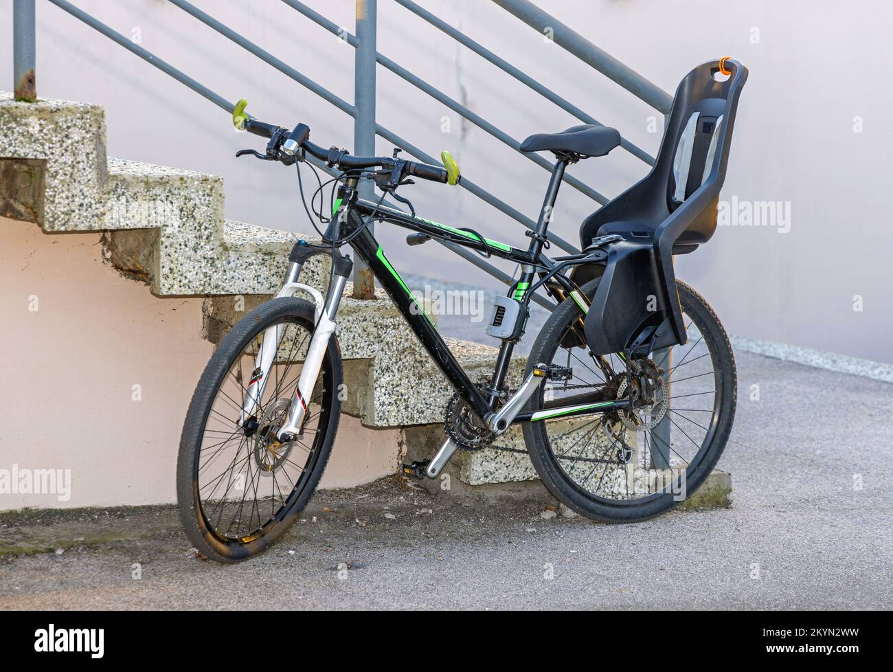 Mountain Bike con supporto posteriore per seggiolino di sicurezza per  bambini Foto stock - Alamy