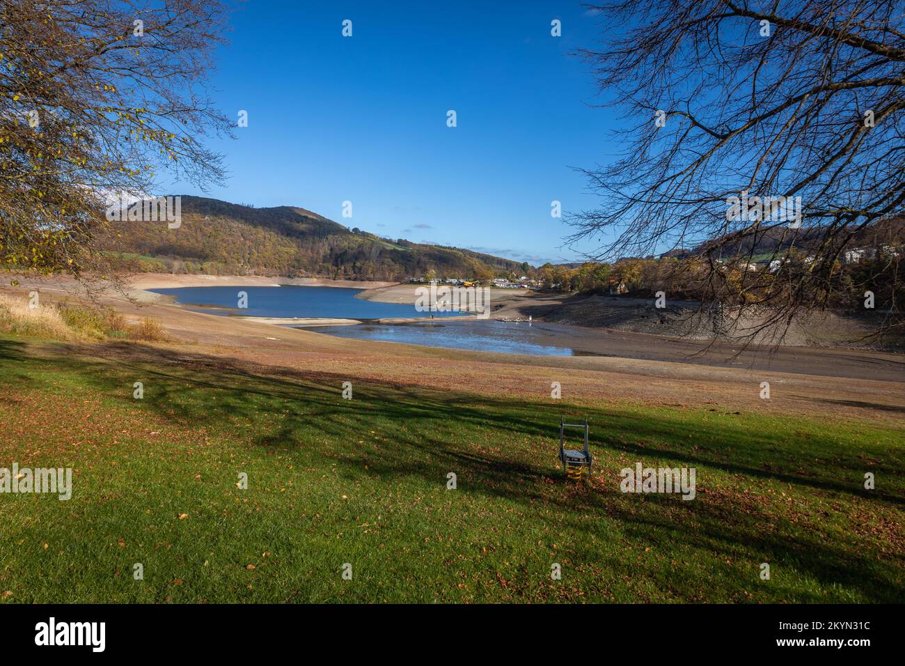 Lago Diemelsee un grande lago nella riserva naturale Diemelsee, zona Sauerland. Un lago quasi asciugato in autunno Foto Stock