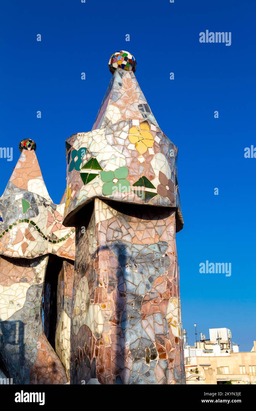 Guglie con mosaico sul tetto di Casa Batlló di Antoni Gaudi, Barcellona, Spagna Foto Stock