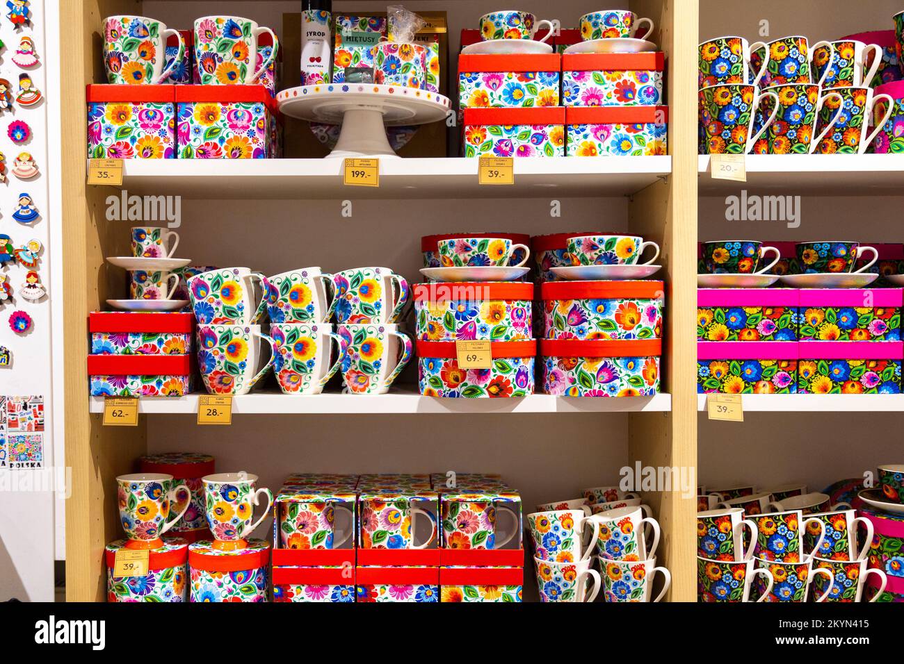 Selezione di stoviglie in colorati e tradizionali motivi popolari polacchi presso il negozio a tema folk Folkstar, Torun, Polonia Foto Stock
