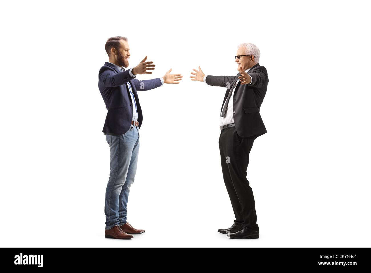 Uomini professionisti maturi e giovani che si incontrano e salutano isolati su sfondo bianco Foto Stock