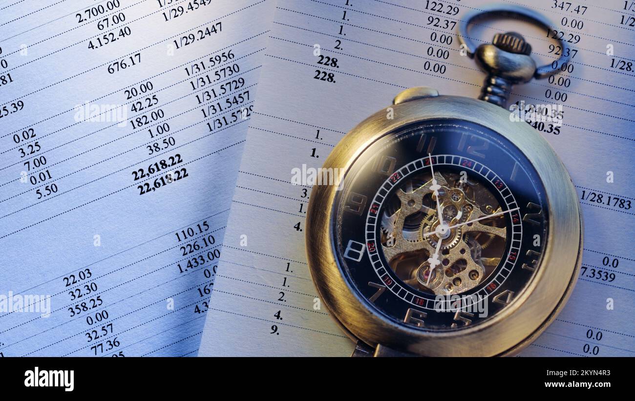 Orologio tascabile e budget operativo numeri di calcolo finanziario Foto Stock