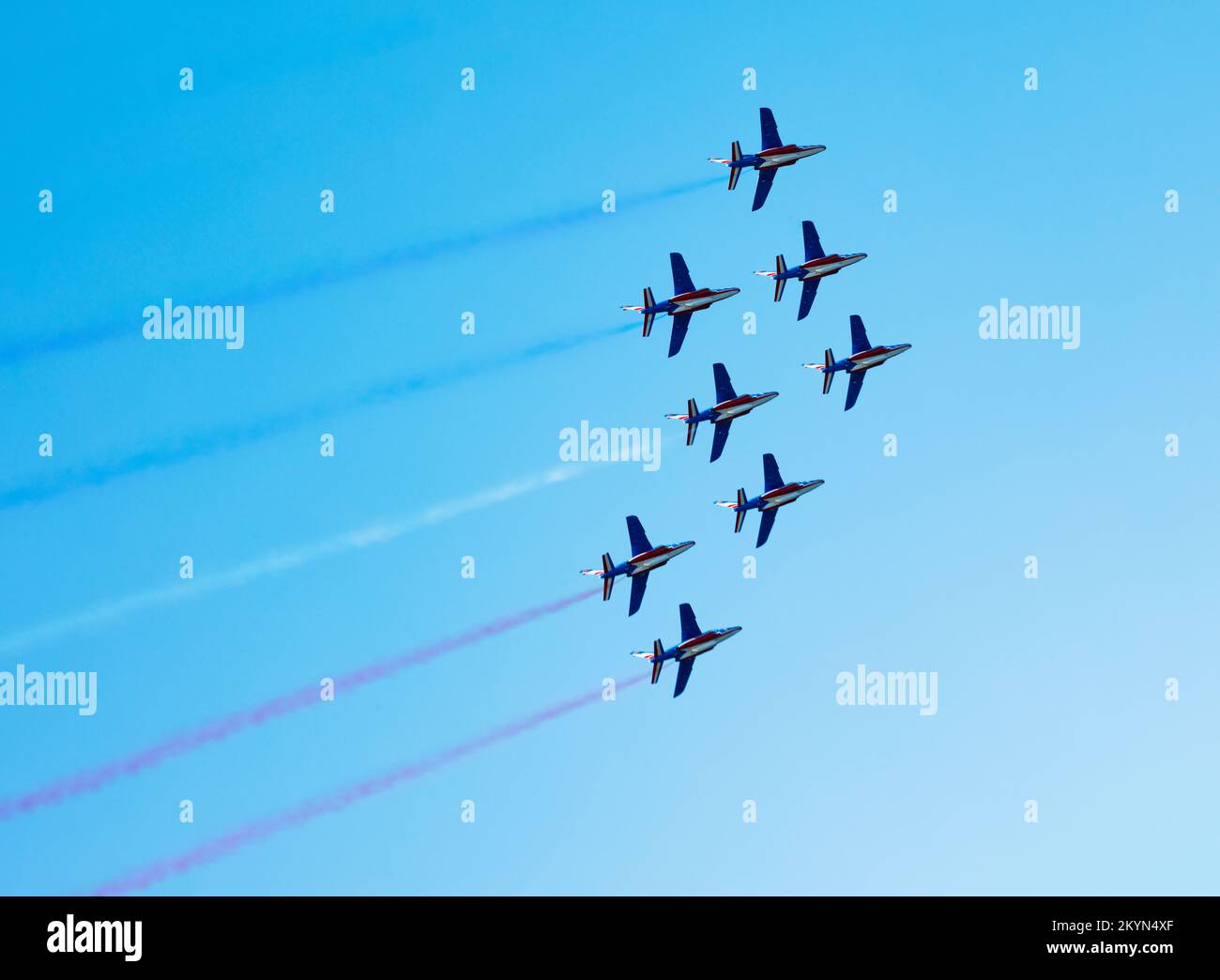 Squadrone di aerei volare con percorso colore in blu rosso bianco Foto Stock
