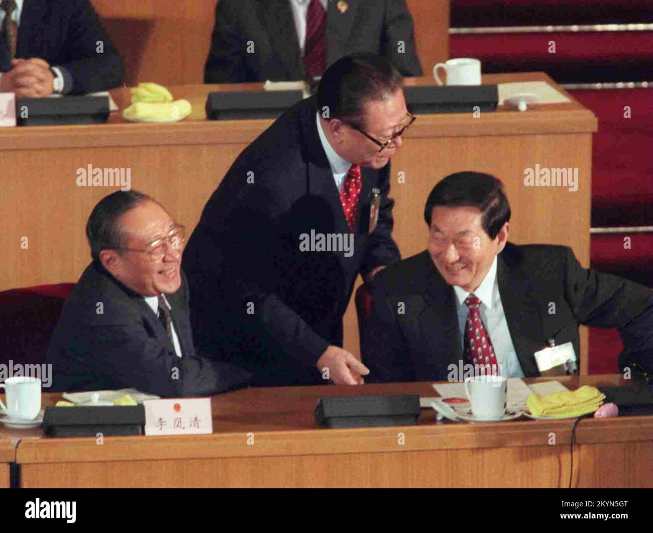 (Da sinistra) il vice Premier cinese li Lanqing, il presidente Jiang Zemin e il vice Premier Zhu Rongji si riuniscono nel Congresso nazionale del popolo presso la Grande Sala del popolo di Pechino. 15 MARZO 1999 ***NON PER USO PUBBLICITARIO*** Foto Stock