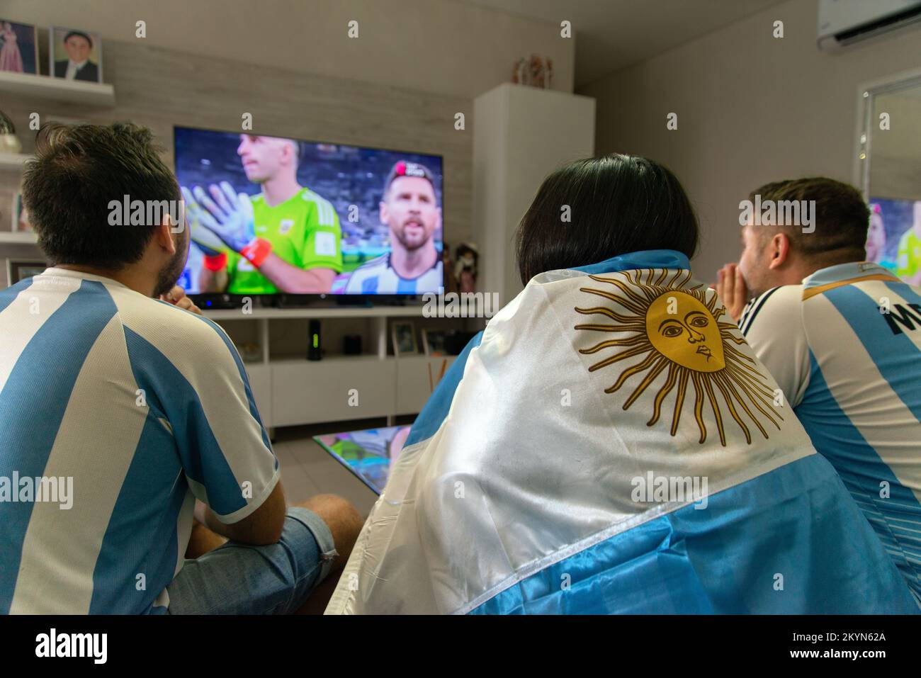 I fan argentini sostengono la nazionale durante la trasmissione televisiva della Coppa del mondo FIFA. Foto Stock