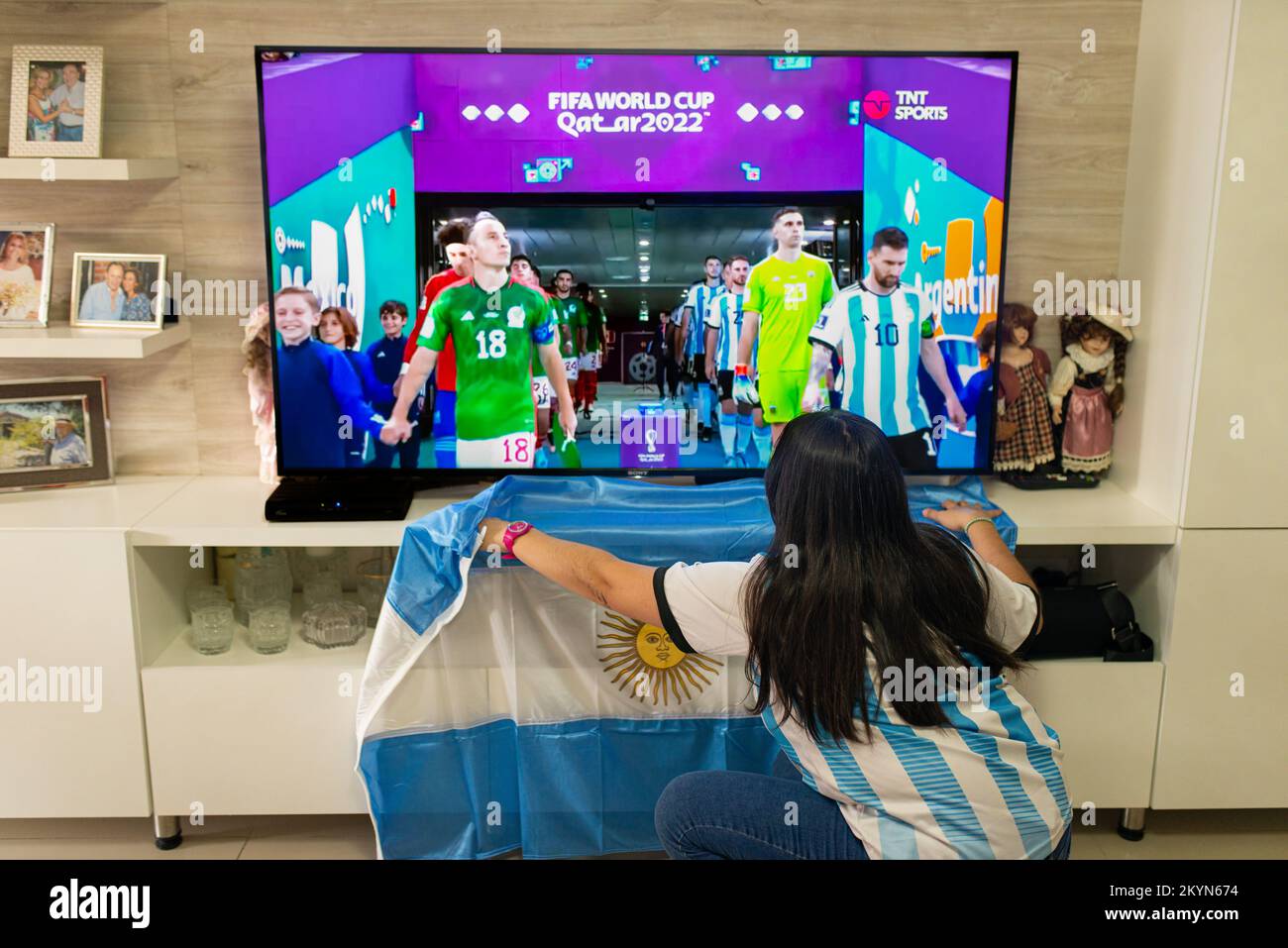 I fan argentini sostengono la nazionale durante la trasmissione televisiva della Coppa del mondo FIFA. Foto Stock