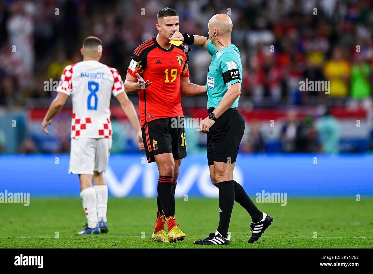 DOHA, QATAR - 1 DICEMBRE: Leander Dendoncker del Belgio discute con l'arbitro Anthony Taylor durante la partita del Gruppo F - Coppa del mondo FIFA Qatar 2022 tra Croazia e Belgio allo stadio Ahmad Bin Ali il 1 dicembre 2022 a Doha, Qatar (Foto di Pablo Morano/BSR Agency) Foto Stock