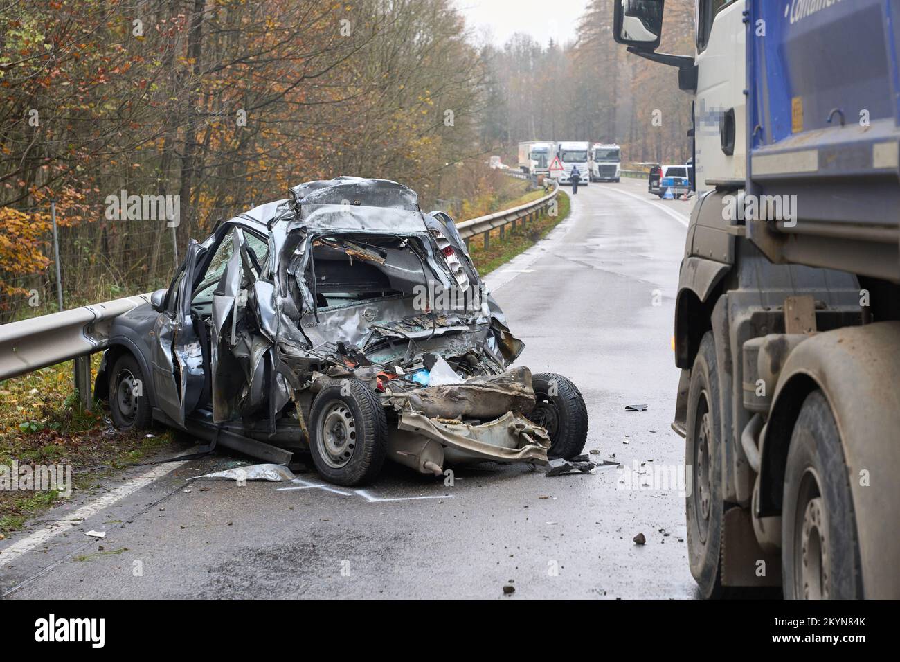 01 dicembre 2022, Renania-Palatinato, Neuhäusel: Sulla Bundesstraße 49 tra Coblenza e Montabaur, un'autovettura si scontrò con un autocarro in arrivo dopo essere stata fatta girare su una strada sdrucciolevole. Il conducente della macchina è stato ucciso. Foto: Thomas Frey/dpa Foto Stock