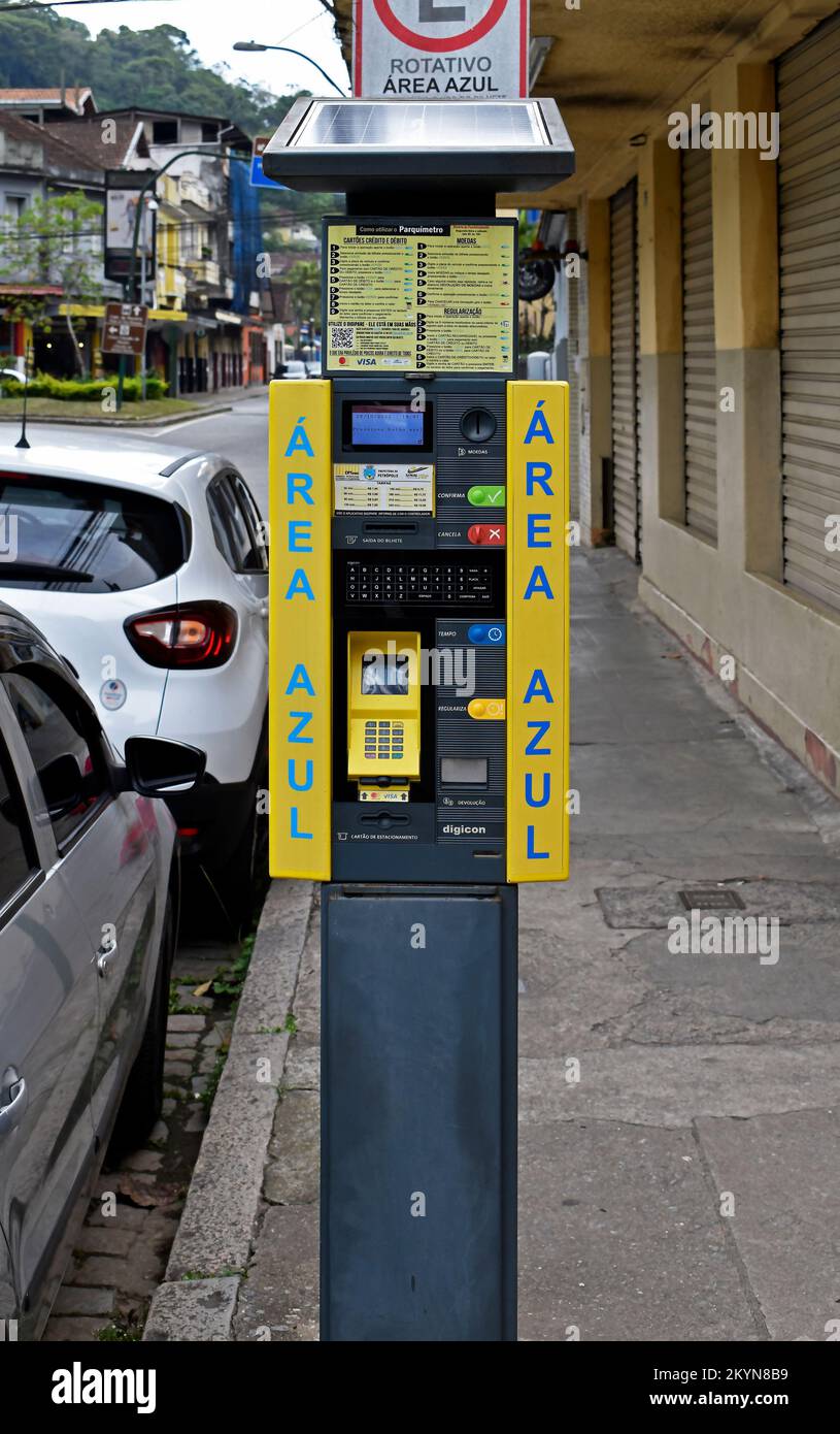 PETROPOLIS, RIO DE JANEIRO, BRASILE - 28 ottobre 2022: Parchimetro sulla strada cittadina Foto Stock