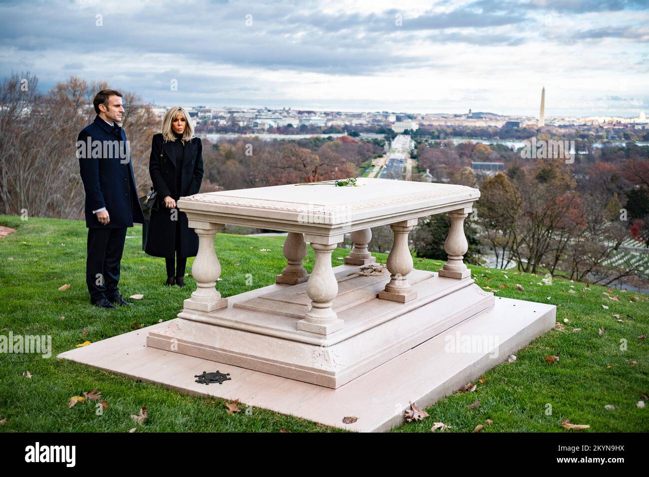 Arlington, Stati Uniti d'America. 30th Nov 2022. Arlington, Stati Uniti d'America. 30 Novembre 2022. Il presidente francese Emmanuel Macron, a destra, e la First Lady Brigitte Macron stanno per un momento di silenzio presso la tomba di Pierre Charles l'Enfant al cimitero nazionale di Arlington, il 30 novembre 2022 ad Arlington, Virginia, USA. L'Enfant è nato a Parigi nel 1754, ma lasciato a combattere nella Rivoluzione americana e in seguito progettato la nuova città federale che divenne Washington, DC Credit: Elizabeth Fraser/U.S. Army/Alamy Live News Foto Stock