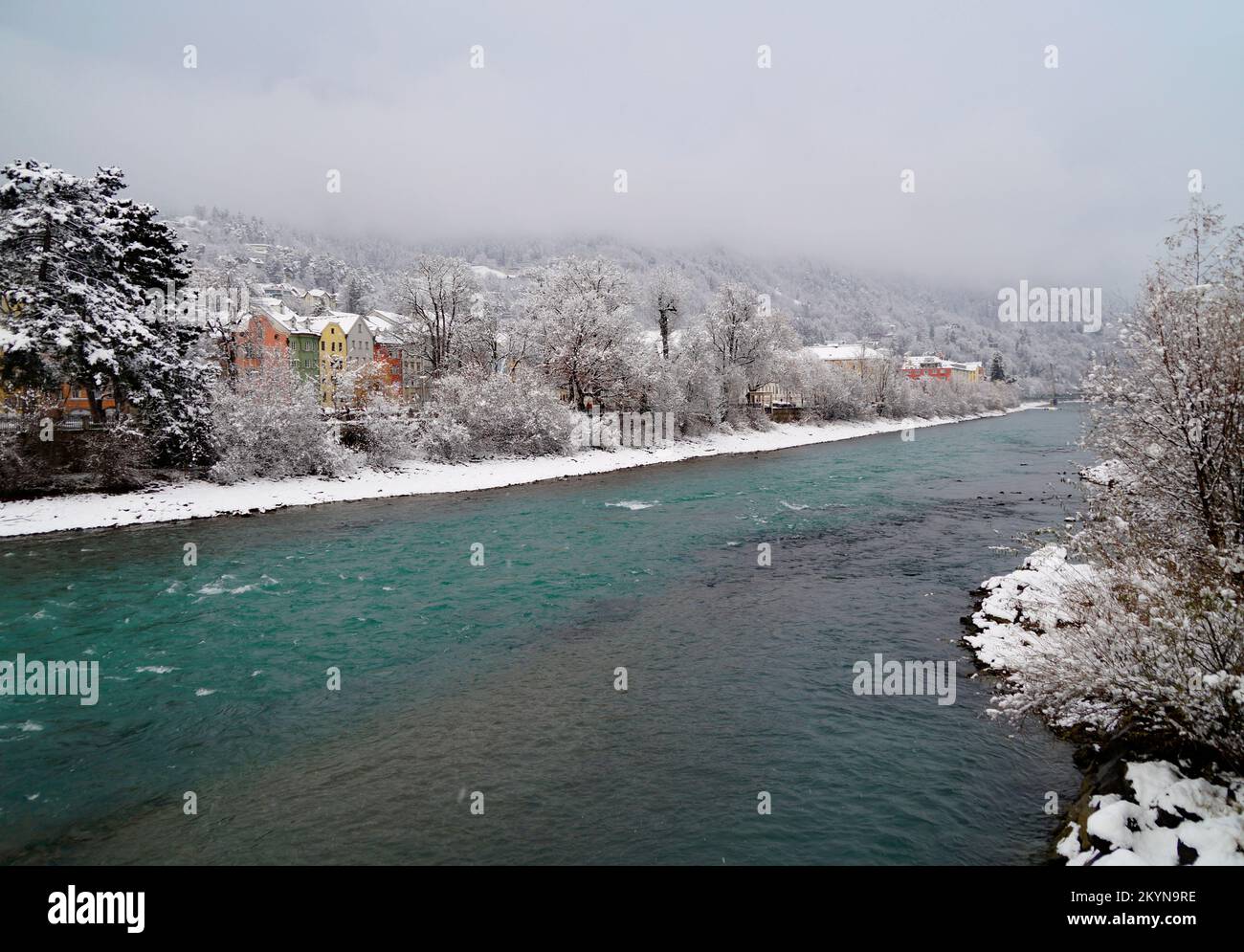 Inverno panoramico Innsbruck con le sue vecchie case colorate sul fiume turchese Inn nelle nebbiose Alpi austriache (Austria) Foto Stock