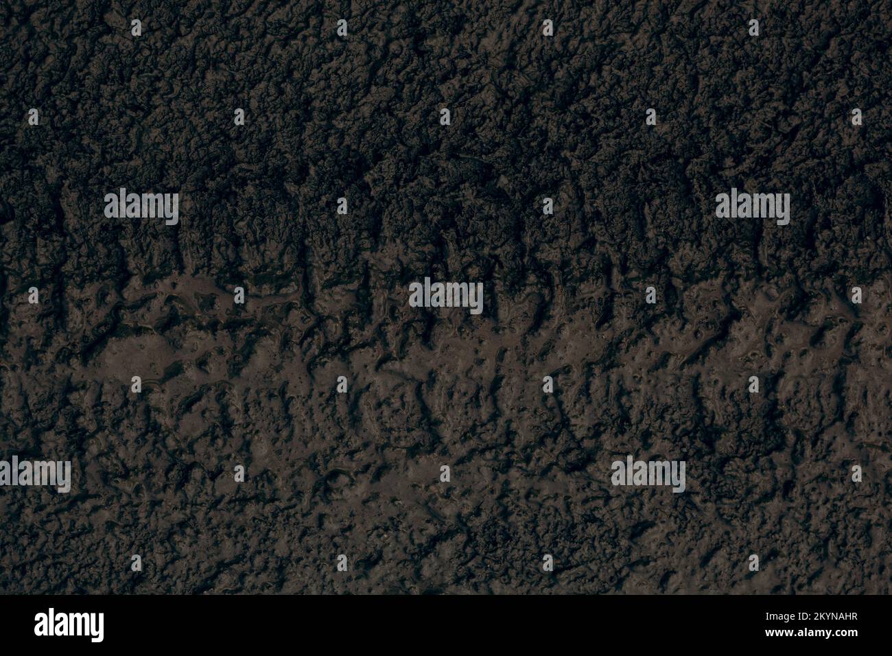 fondo stradale fangoso scuro con tracce di pneumatici, terreno sporco Foto Stock