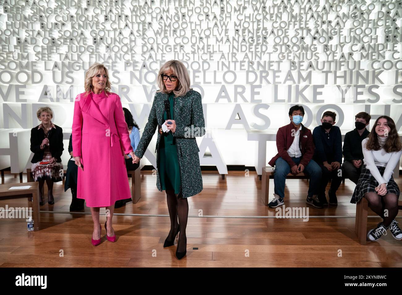 Prima signora Dr. Jill Biden e Brigitte Macron di Francia consegnare osservazioni a Planet Word durante un tour del museo a Washington, DC Giovedi, 1 dicembre, 2022.Credit: Sarah Silbiger / Pool / Sipa USA Foto Stock