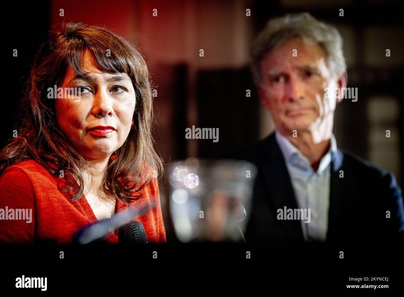 L'AIA - Paul Rosenmöller e Mei li Vos durante la presentazione dei progetti di liste di candidati di GroenLinks e PvdA per le elezioni del Senato. Nelle elezioni del Senato del 2023, entrambi i partiti formeranno un gruppo parlamentare. ANP ROBIN UTRECHT olanda fuori - belgio fuori Foto Stock