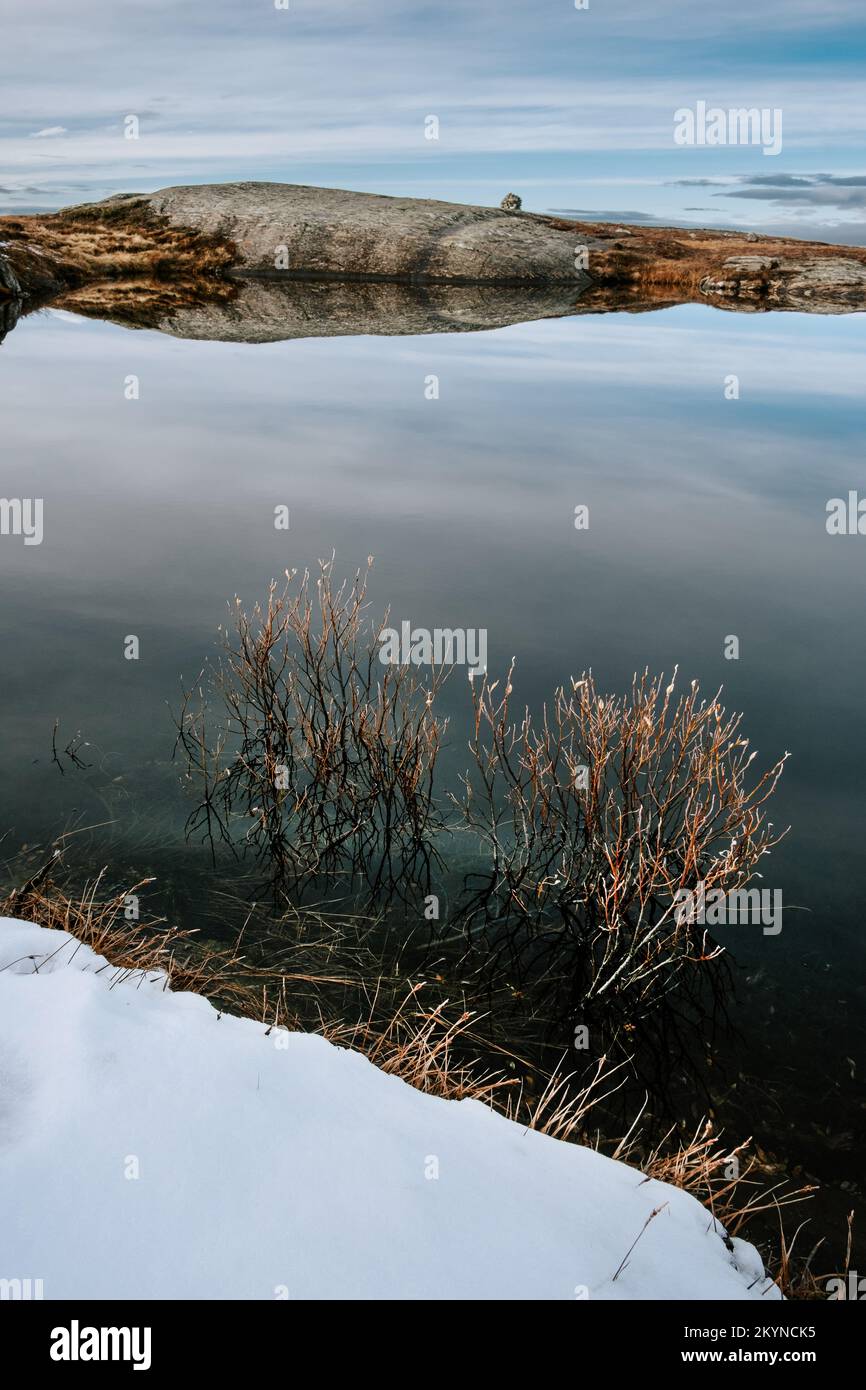 Scuro paesaggio moody nord, piccolo lago su una cima della montagna Rogne in Norvegia Foto Stock