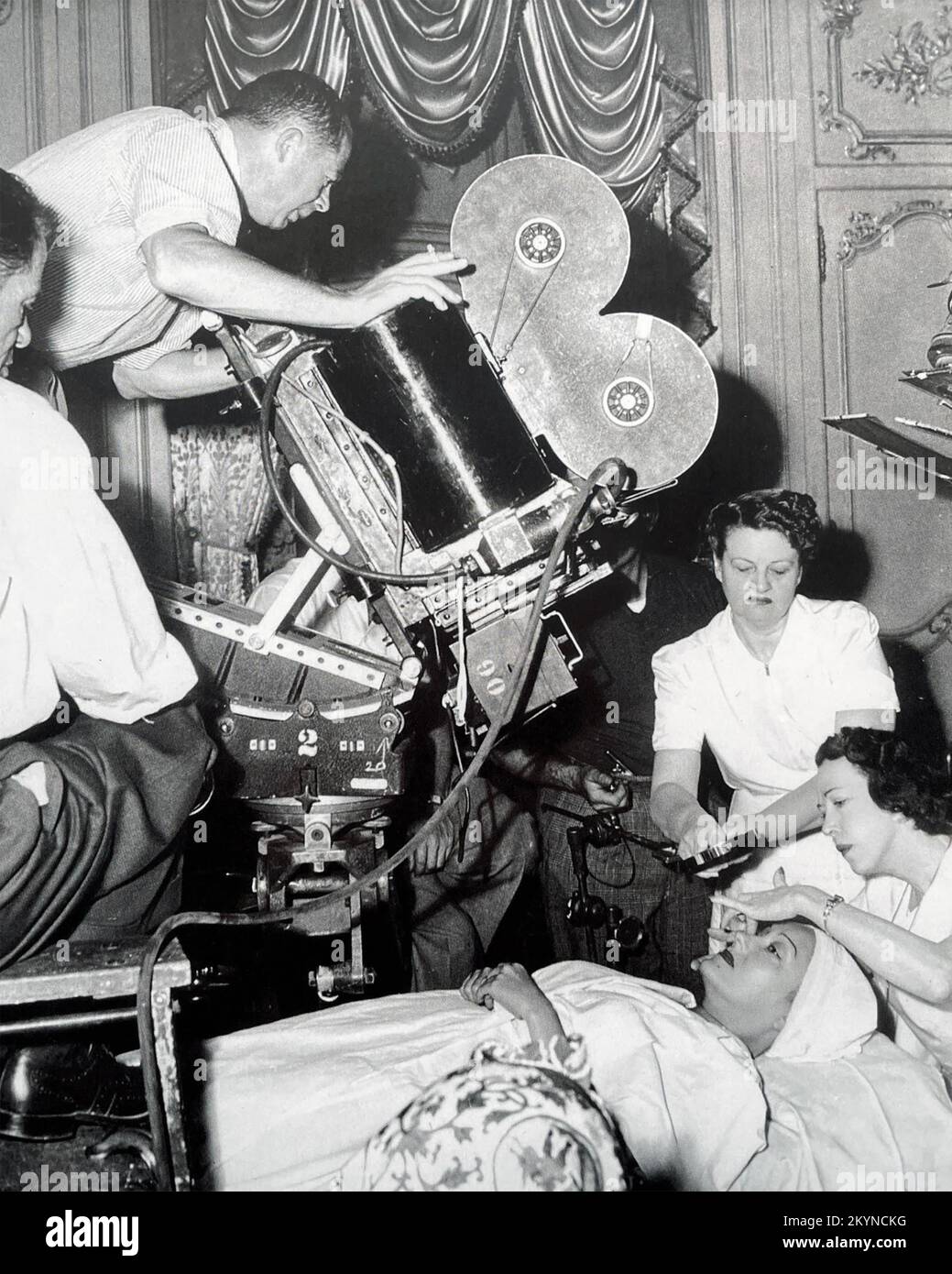 SUNSET BOULEVARD 1950 Paramount Pictures film wit director Billy Wilder impostare l'angolo della telecamera su Gloria Swanson Foto Stock