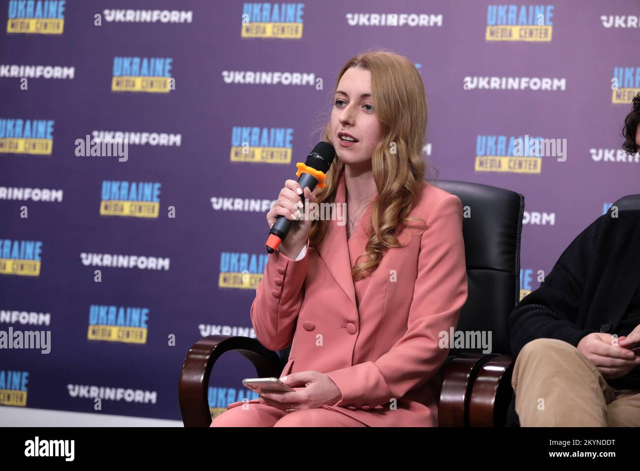 KIEV, UCRAINA - 1 DICEMBRE 2022 - il leader della delegazione Ucraina al Concorso di canzoni dell'Eurovisione Oksana Skybinska parla durante la presentazione o Foto Stock