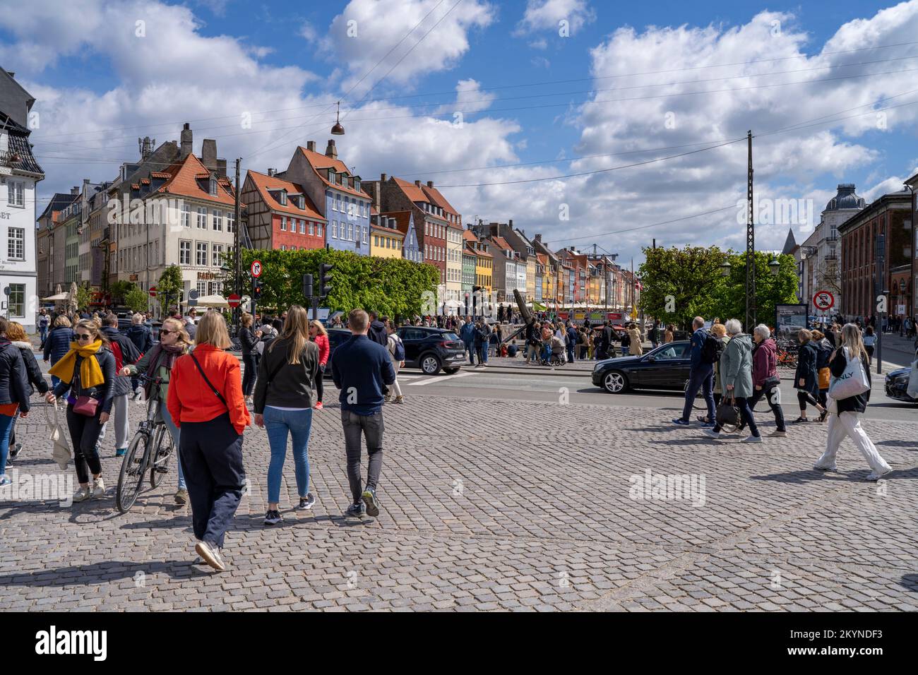 Grande folla di persone felici in un fine settimana di viaggio, a piedi a Nyhavn. Foto Stock