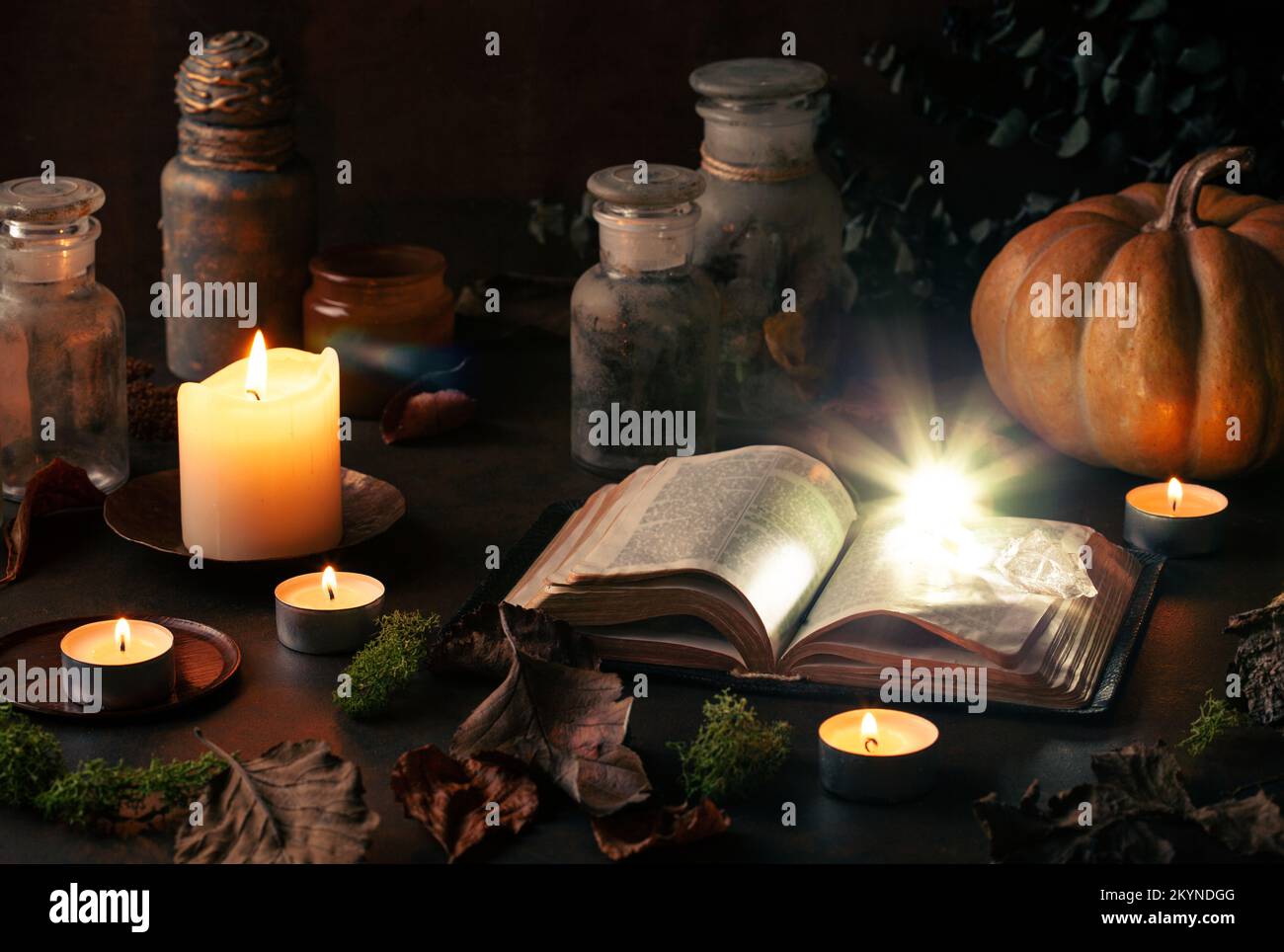 Concetto di vita still witchcraft con pozioni, libro incantesimo, erbe ingredienti candele e attrezzature magiche Foto Stock