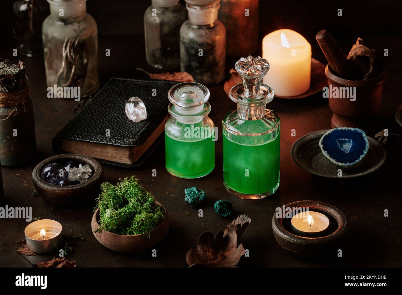 Concetto di vita still witchcraft con pozione, libro incantesimo, erbe ingredienti candele e attrezzature magiche Foto Stock