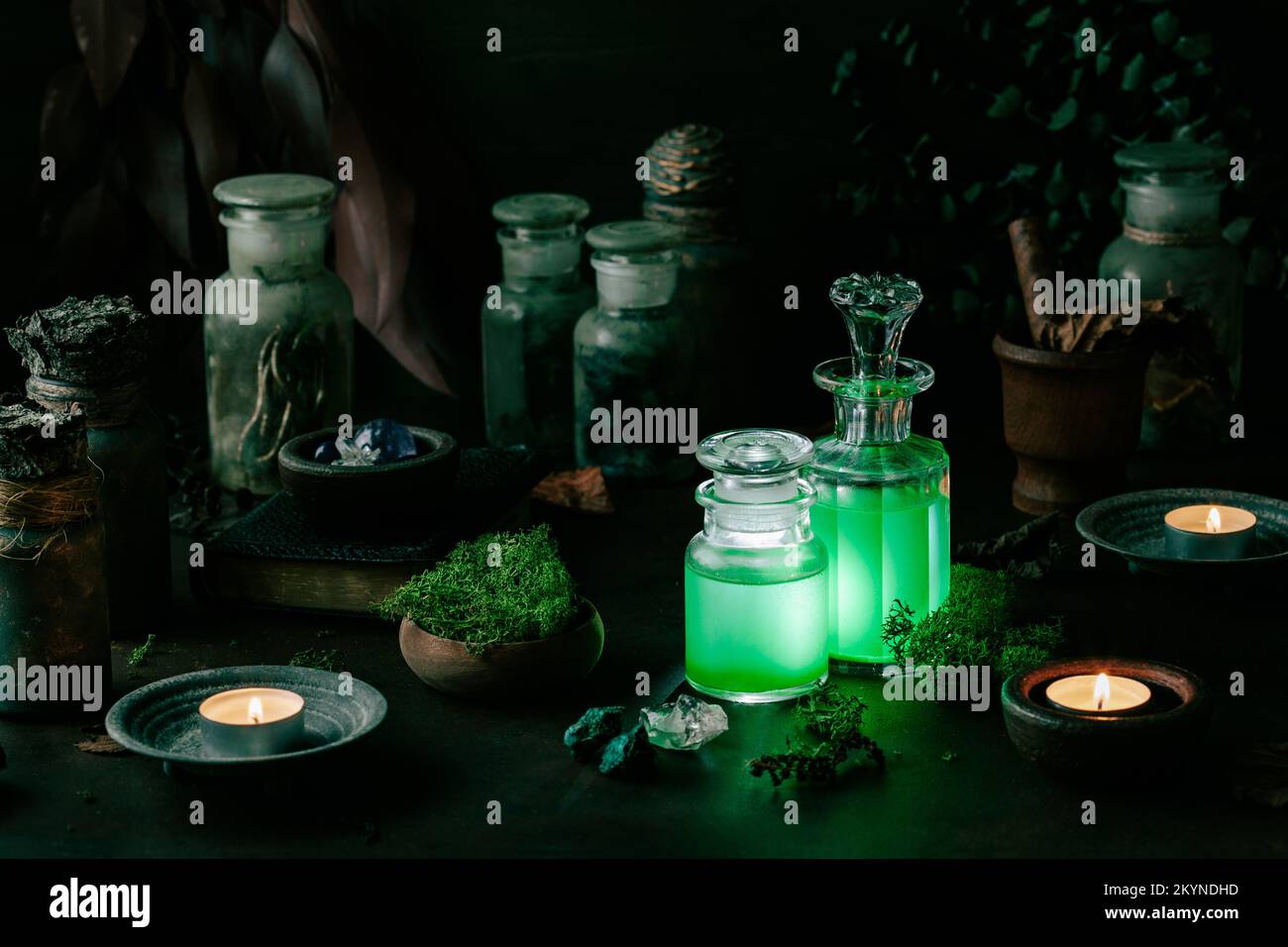 Concetto di vita still witchcraft con pozione, libro incantesimo, erbe ingredienti candele e attrezzature magiche Foto Stock