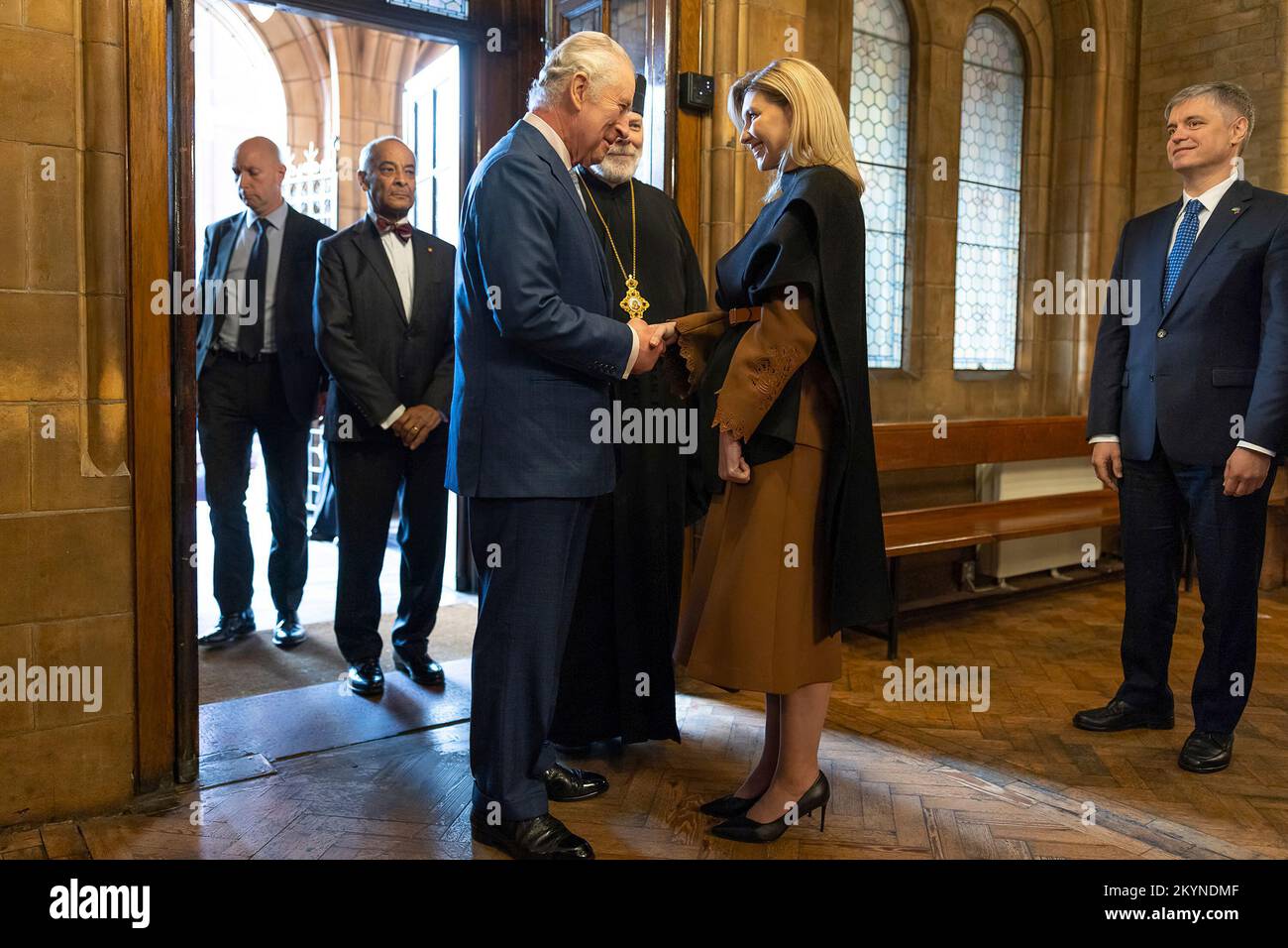 Durante una visita in Gran Bretagna, la First Lady of Ukraine Olena Zelenska incontrò il re Carlo III Insieme hanno visitato la Cattedrale Cattolica Ucraina di Londra, sul cui territorio è operativo il Centro di accoglienza ucraino dall'agosto 2022 - un centro di assistenza ai cittadini ucraini che hanno temporaneamente lasciato la loro patria a causa dell'aggressione russa, fondata insieme all'Unione degli ucraini. Foto Stock