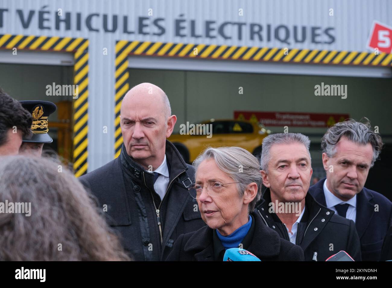 Nell'ambito di "France Nation Verte", il primo ministro Elisabeth BORNE si è recato a Gaillac (Francia) per visitare il riciclaggio delle eccedenze della società, accompagnato da Christophe BECHU (ministro della transizione ecologica) e Laurent LESCURE (ministro delegato per l'economia e l'industria), il 1 dicembre 2022. L'azienda di riciclaggio è specializzata nel settore automobilistico e industriale (raccolta, ricondizionamento e recommercializzazione di pezzi di ricambio, riparazione di veicoli e attrezzature danneggiate), ma anche nel riciclaggio delle batterie. Essa ha beneficiato di crediti del sistema «France Relance». Il primo Ministro Th Foto Stock