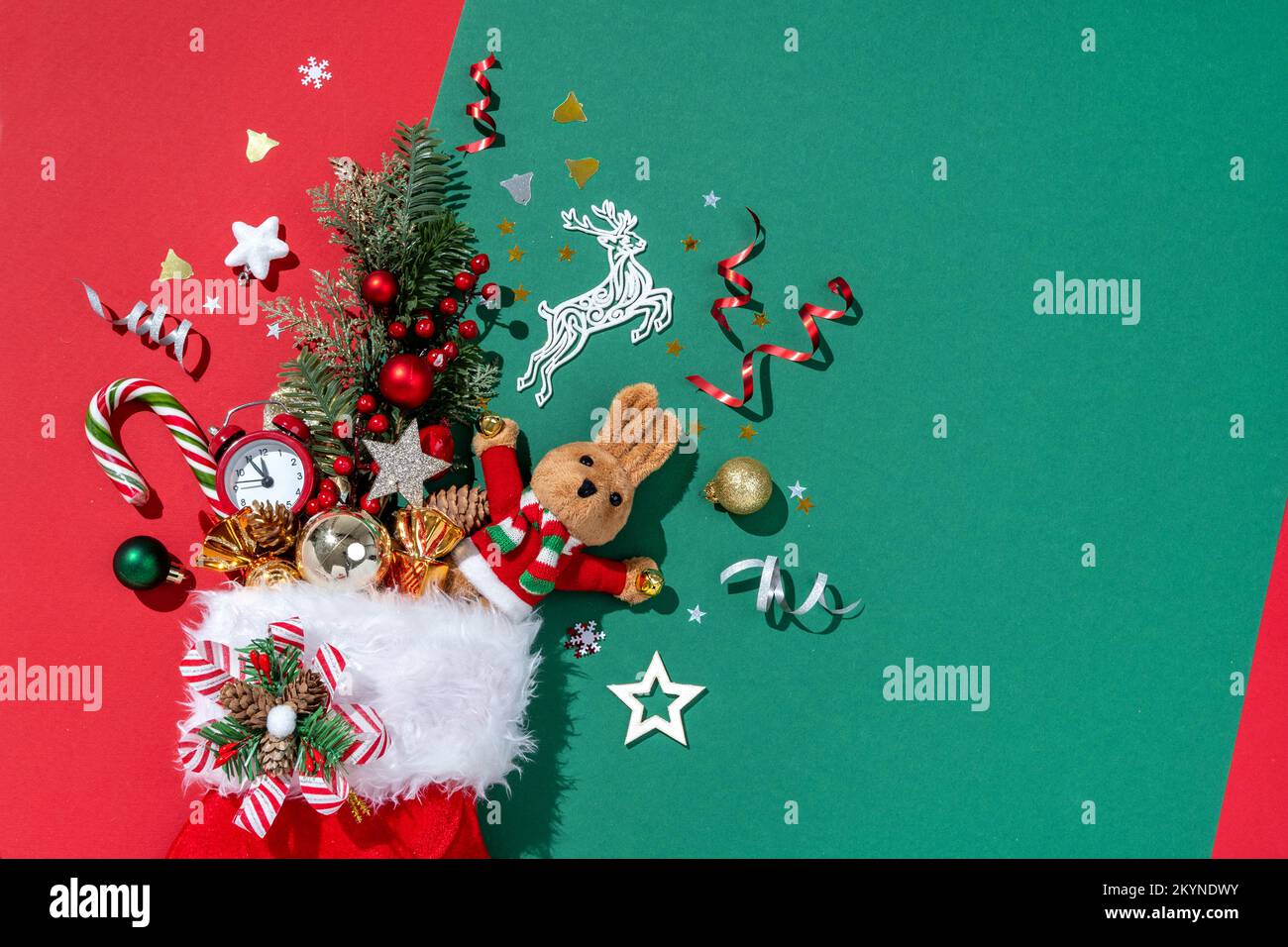 Esplosione di festa da calza di Natale su sfondo verde. Buon Natale e felice anno nuovo concetto Foto Stock