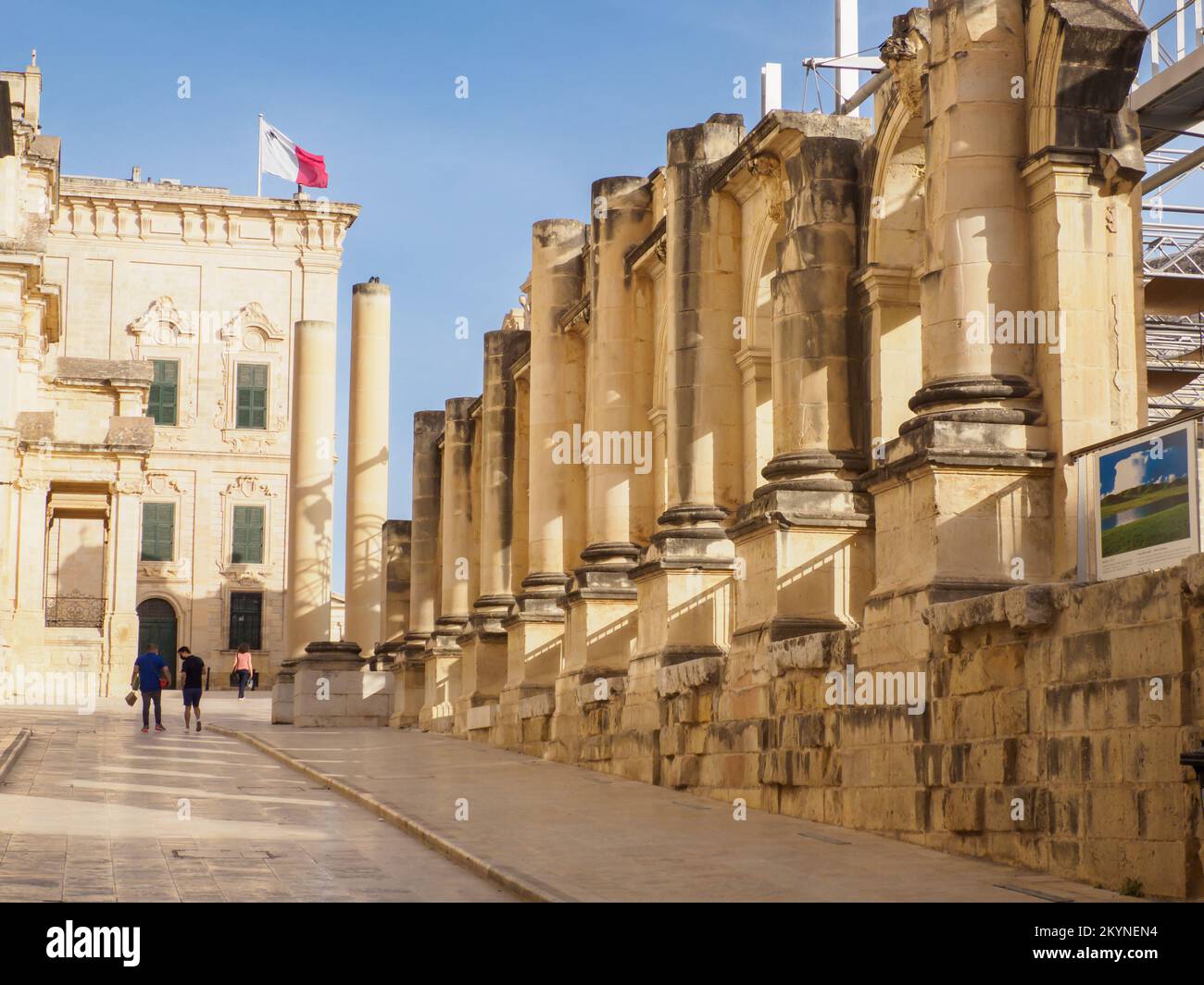 Valletta, Malta - Maggio 2012: Pjazza Teatru Rjal - Teatro reale dell'Opera di la Valletta, noto anche come Teatro reale. Europa Foto Stock