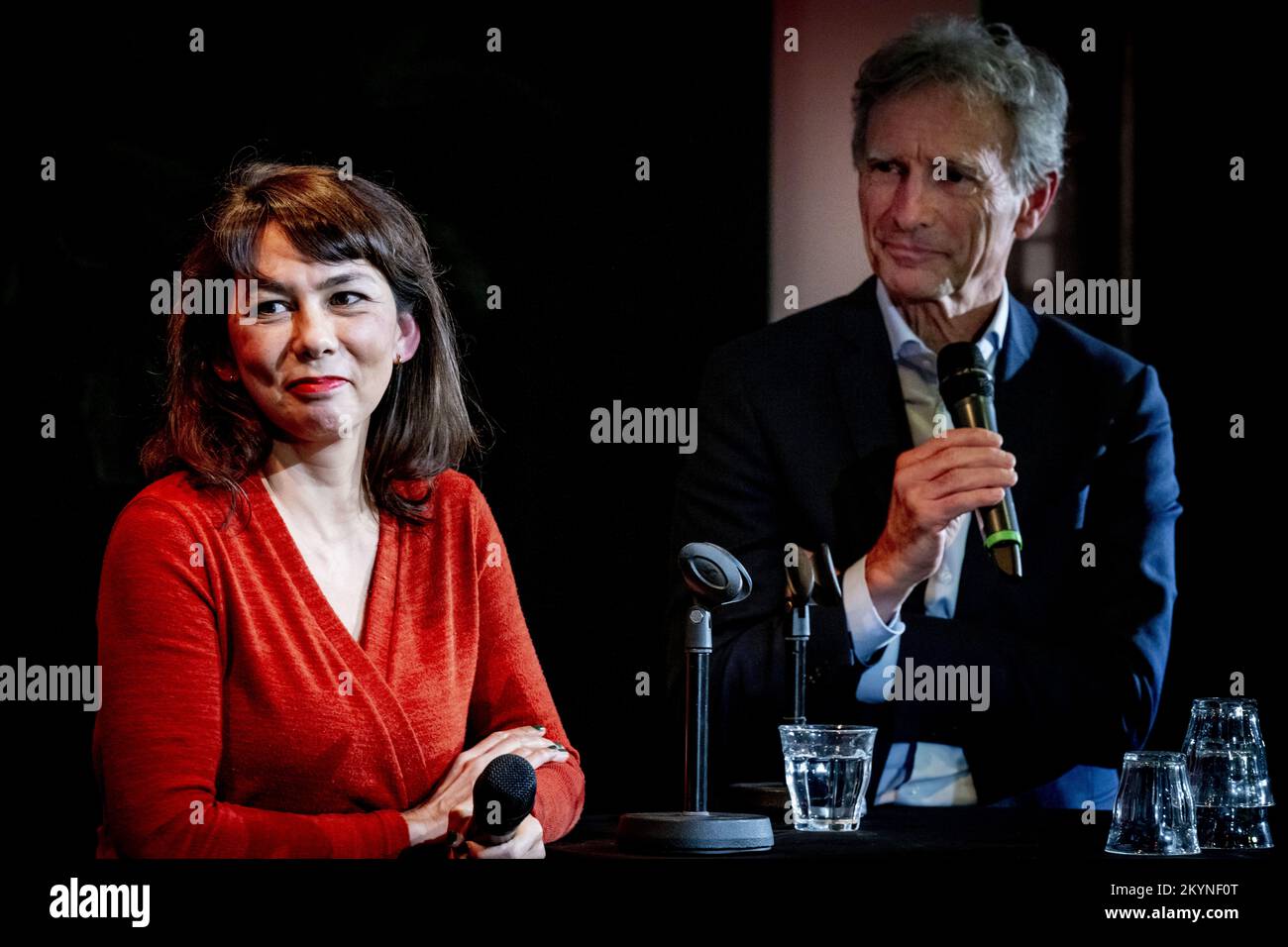L'AIA - Paul Rosenmöller e Mei li Vos durante la presentazione dei progetti di liste di candidati di GroenLinks e PvdA per le elezioni del Senato. Nelle elezioni del Senato del 2023, entrambi i partiti formeranno un gruppo parlamentare. ANP ROBIN UTRECHT olanda fuori - belgio fuori Foto Stock