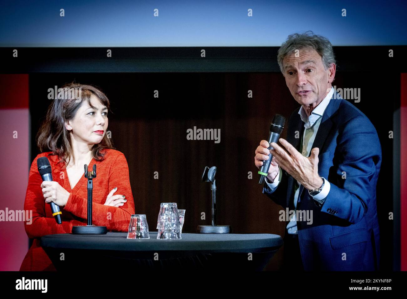 L'AIA - Paul Rosenmöller e Mei li Vos durante la presentazione dei progetti di liste di candidati di GroenLinks e PvdA per le elezioni del Senato. Nelle elezioni del Senato del 2023, entrambi i partiti formeranno un gruppo parlamentare. ANP ROBIN UTRECHT olanda fuori - belgio fuori Foto Stock