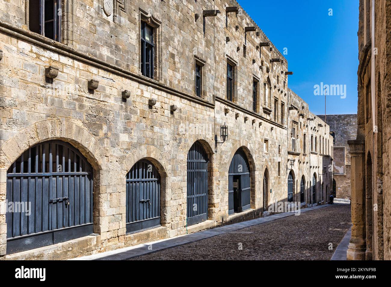 La strada dei Cavalieri, la strada più famosa della città vecchia di Rodi, isola di Rodi, Grecia. La strada dei Cavalieri di Rodi è una delle migliori pr Foto Stock