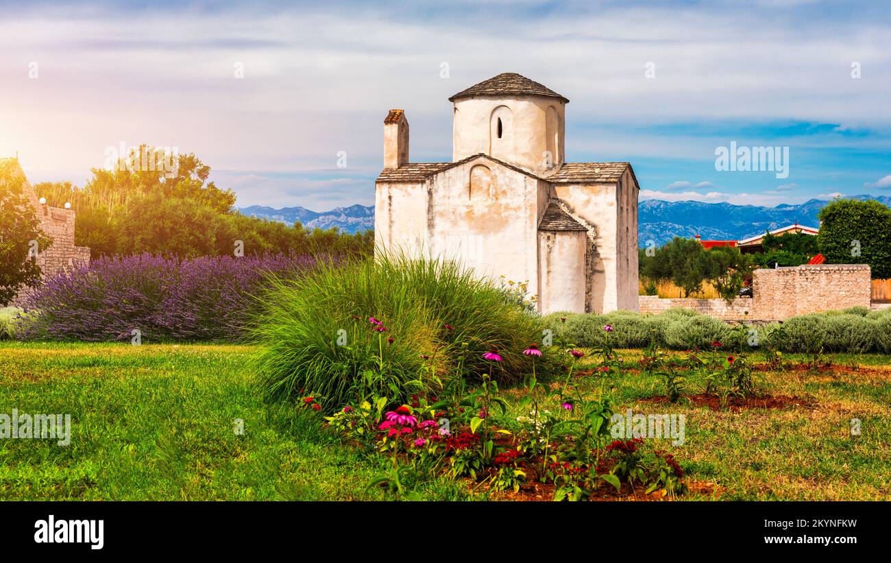 Nin città e Chiesa della Santa Croce è una chiesa cattolica pre-romanica croata originaria del 9th ° secolo a Nin, Croazia Foto Stock