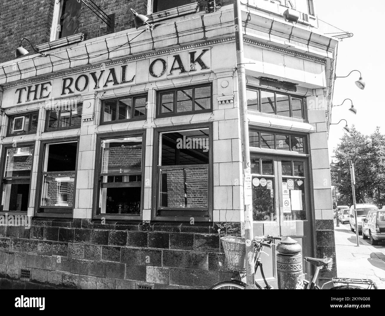Londra Inghilterra - Luglio 4 2009; Vintage Royal Oak Pub frontage e bicicletta sul sentiero all'esterno. Foto Stock