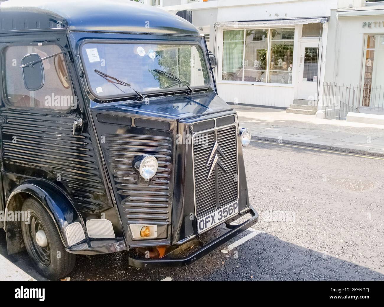 Londra Inghilterra - Luglio 5 2009; veicolo Citroen nero d'epoca parcheggiato in London Street. Foto Stock