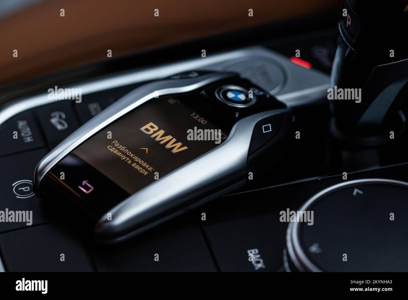 MOSCA, RUSSIA - 05 FEBBRAIO 2022. Vista ravvicinata della Smart Key BMW. Chiave per auto wireless BMW moderna. Traduzione: "Sblocco: Scorrimento verso l'alto" Foto Stock