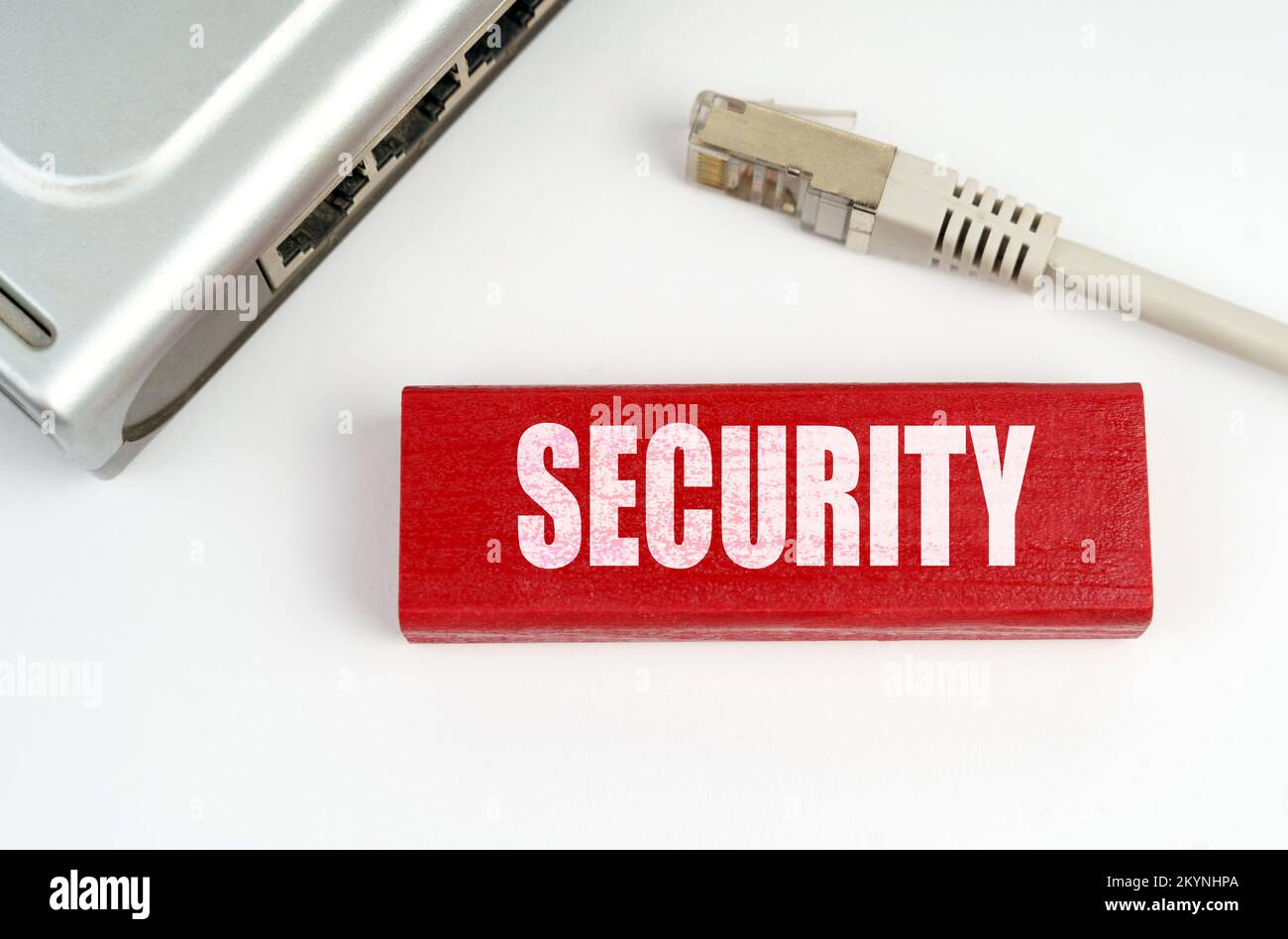 Concetto di Internet e sicurezza. C'è un router sul tavolo, disconnesso dalla rete, accanto ad una targa con l'iscrizione - SICUREZZA Foto Stock