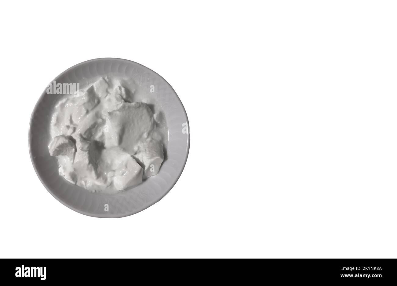 vista dall'alto su yogurt o yogurt fatti a mano. yogurt fatto a mano o yogurt su un piatto, sfondo bianco. Copia spazi. Foto Stock