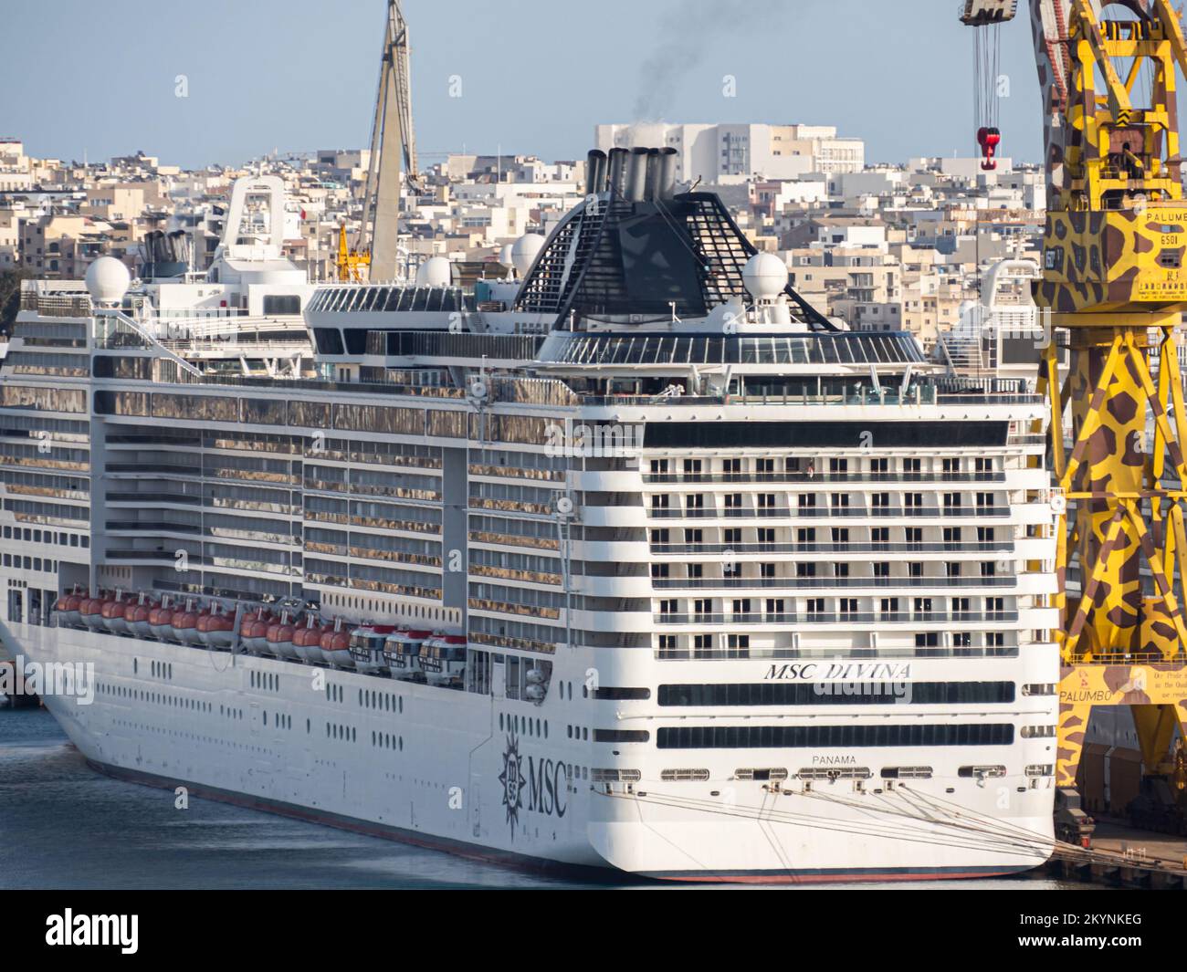 Valletta, Malta - Maggio 2021. Vista da la Valletta sulle grandi navi da crociera di lusso ormeggiate al molo nel porto. Malta. Europa. Foto Stock