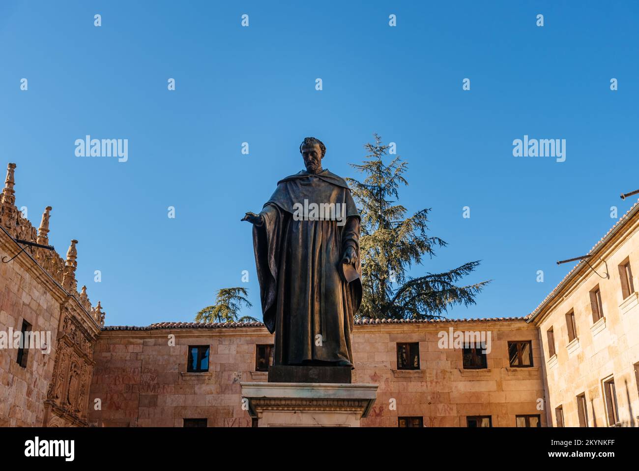 Salamanca, Spagna - 14 gennaio 2022: L'Università di Salamanca. La più antica università della Spagna. Patio di Escuelas e Fray Luis de Leon statua Foto Stock
