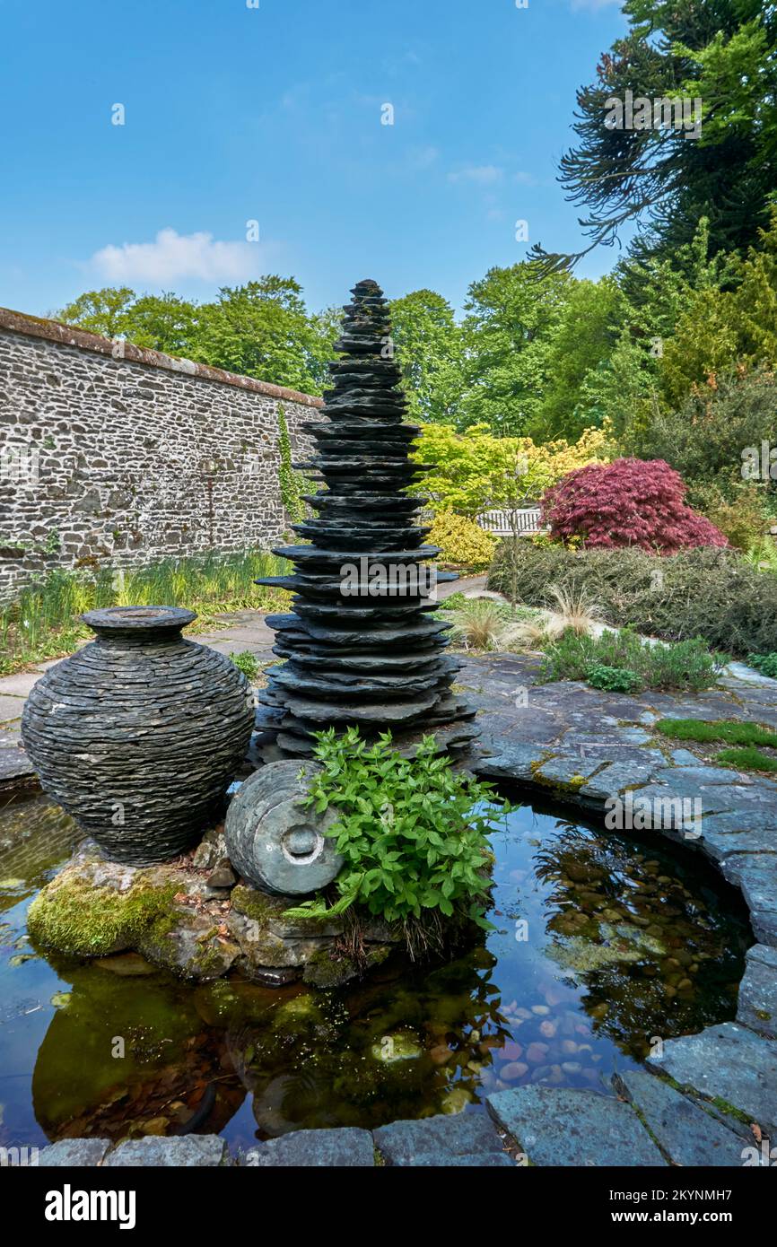Sculture in ardesia e pietra in una caratteristica d'acqua al Threave Gardens vicino a Castle Douglas a Dumfries e Galloway, Scozia. Foto Stock